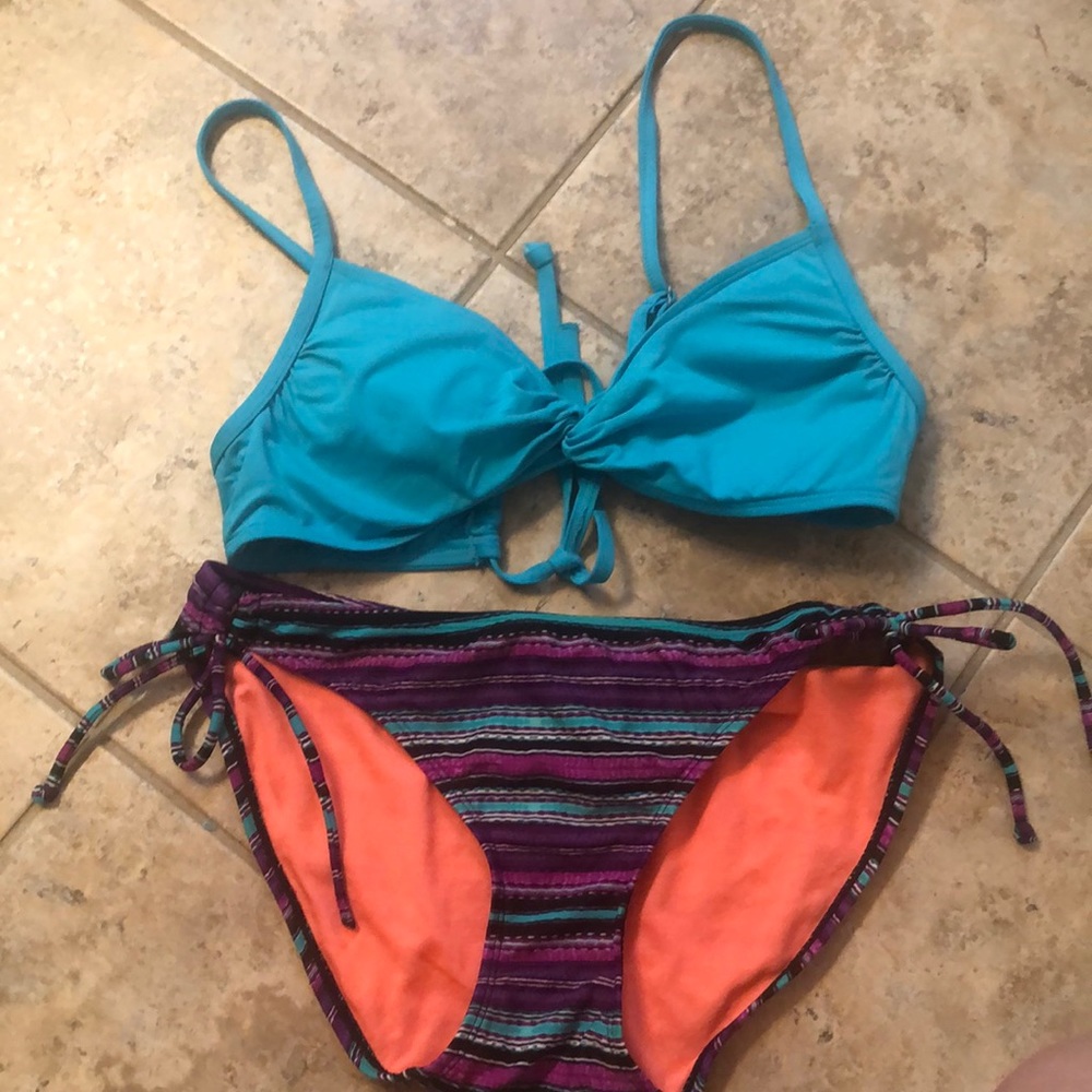 Adorable mix & match Athleta bikini top & bottom